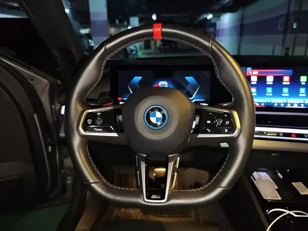 BMW i5 M60 — фото 10