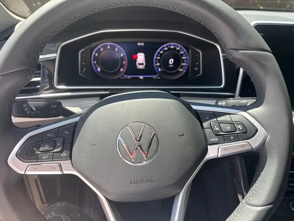 Volkswagen Tiguan L — фото 3