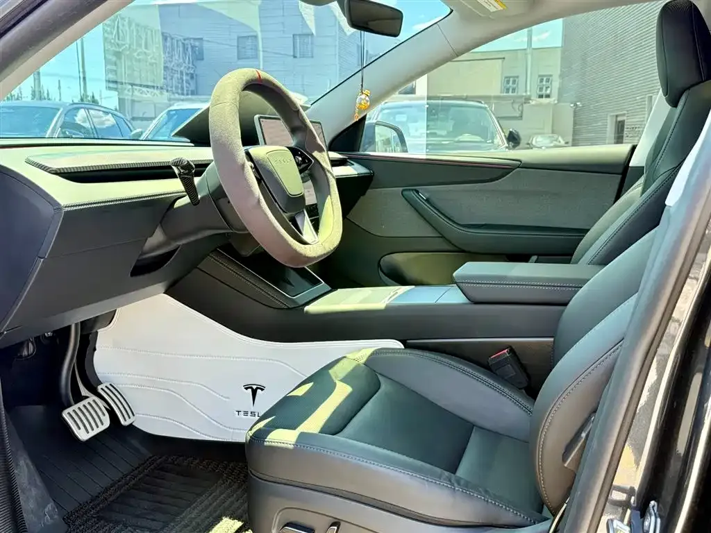Tesla Model Y — фото 6