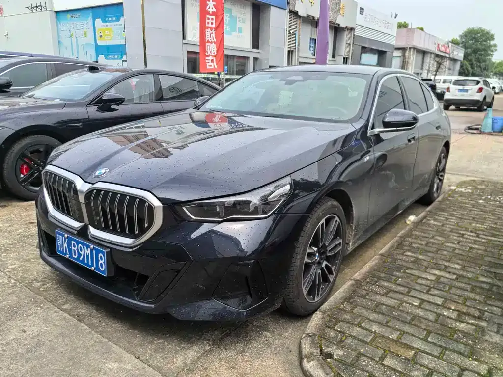 BMW 5 Series — фото 1