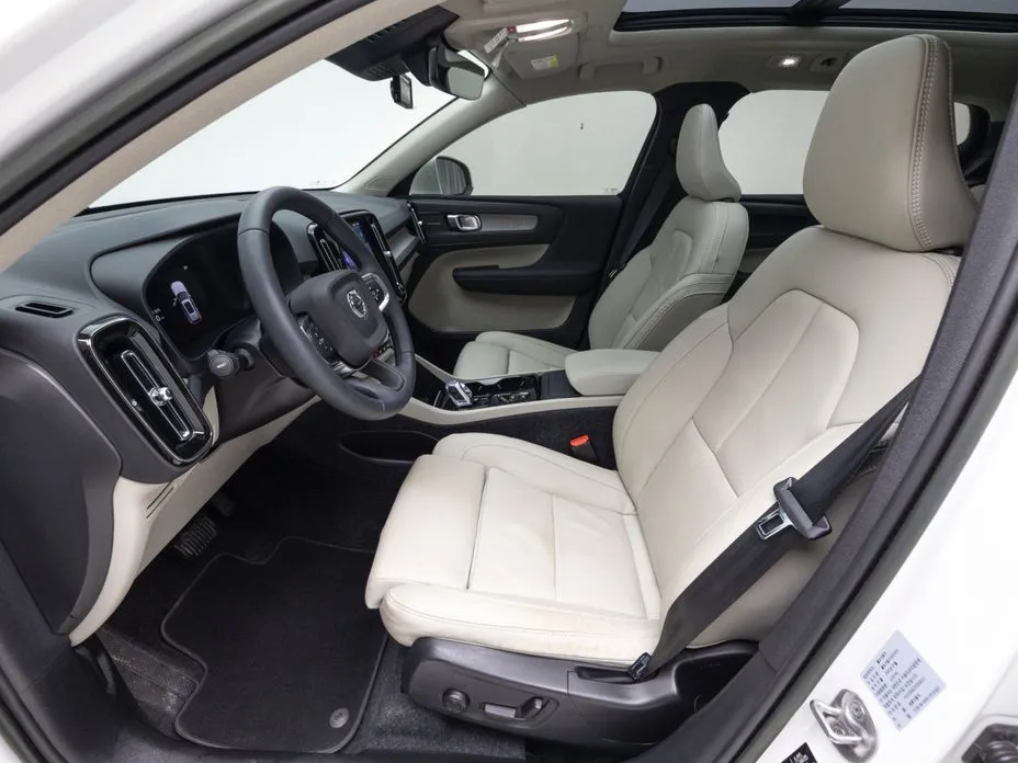 Volvo XC40 — фото 10