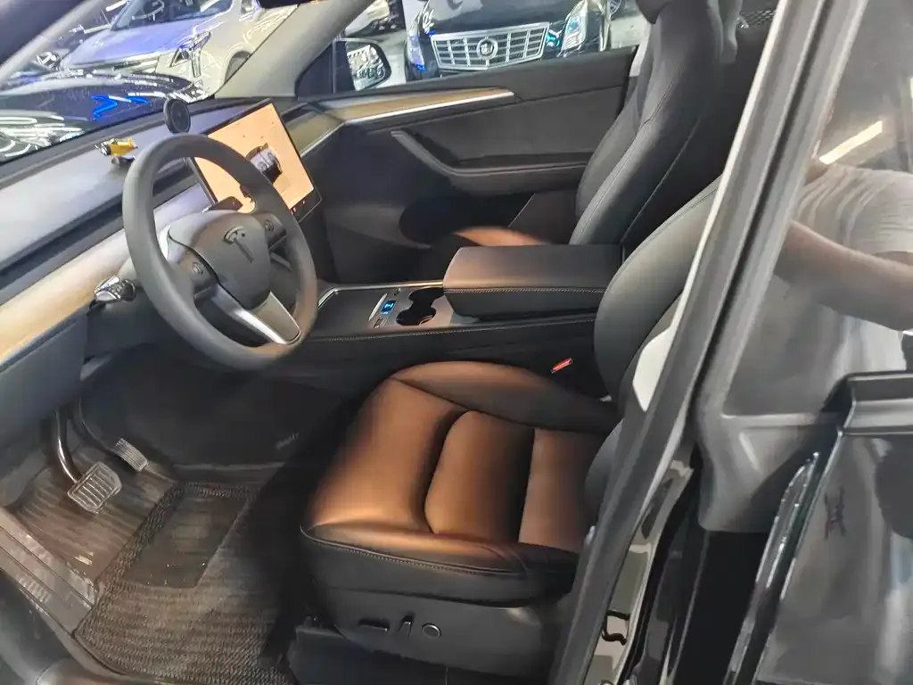 Tesla Model Y — фото 6