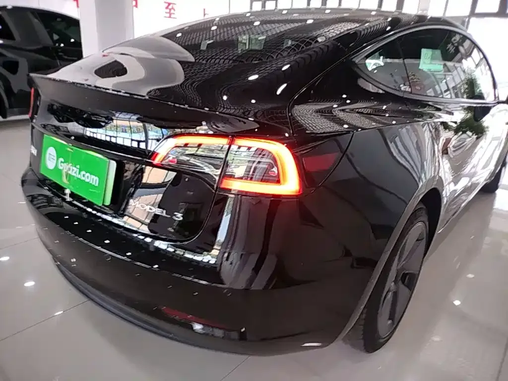 Tesla Model 3 — фото 3