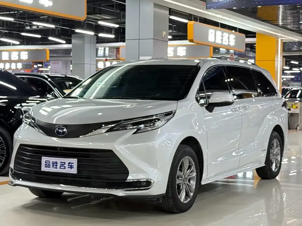 Toyota Sienna — фото 1