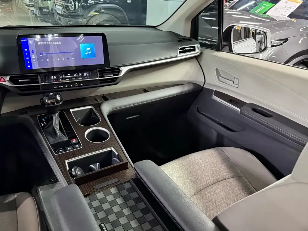 Toyota Sienna — фото 2