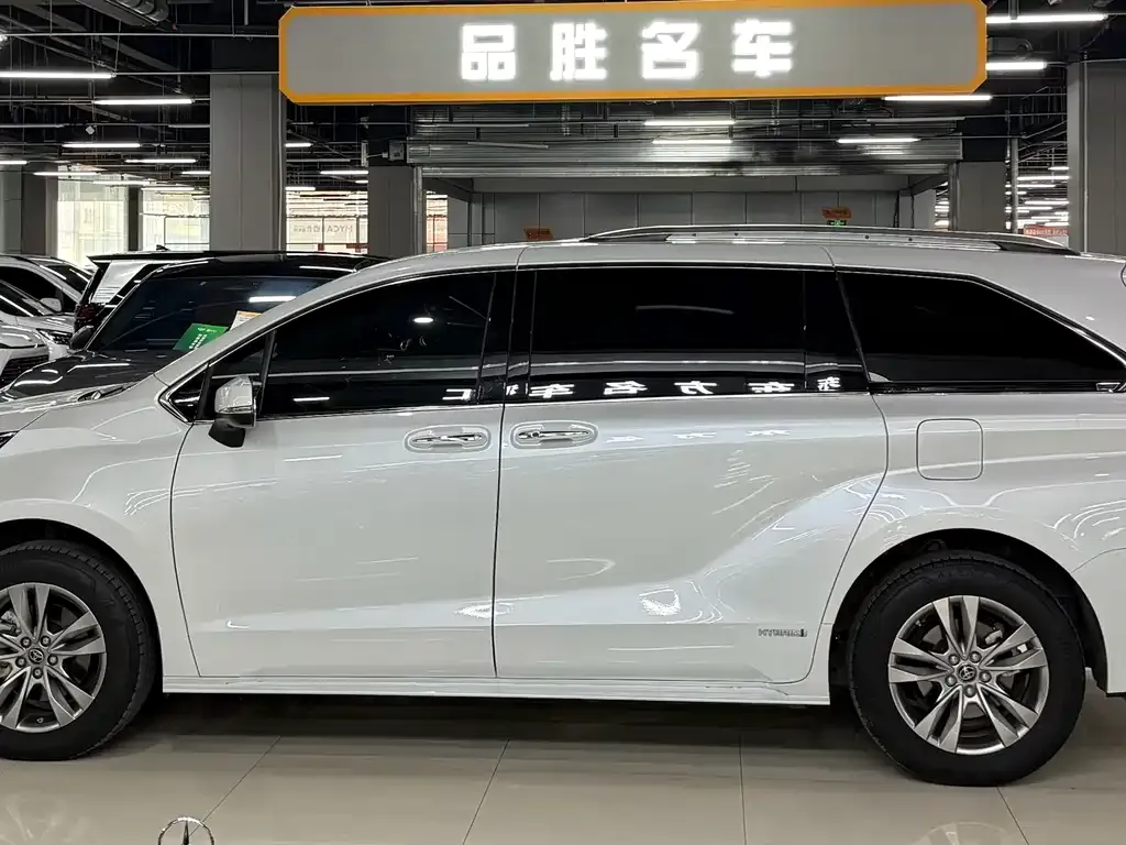 Toyota Sienna — фото 4