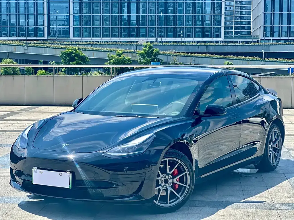 Tesla Model 3 — фото 1