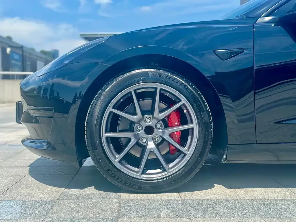 Tesla Model 3 — фото 10