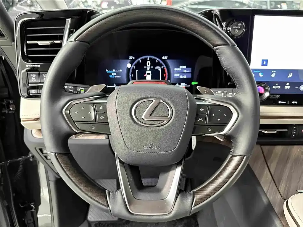 Lexus LM — фото 7