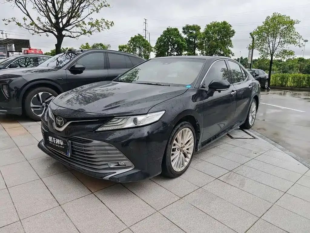 Toyota Camry — фото 1