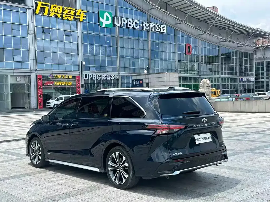 Toyota Granvia — фото 4