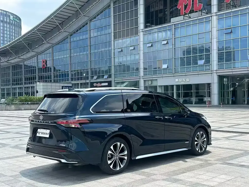 Toyota Granvia — фото 10