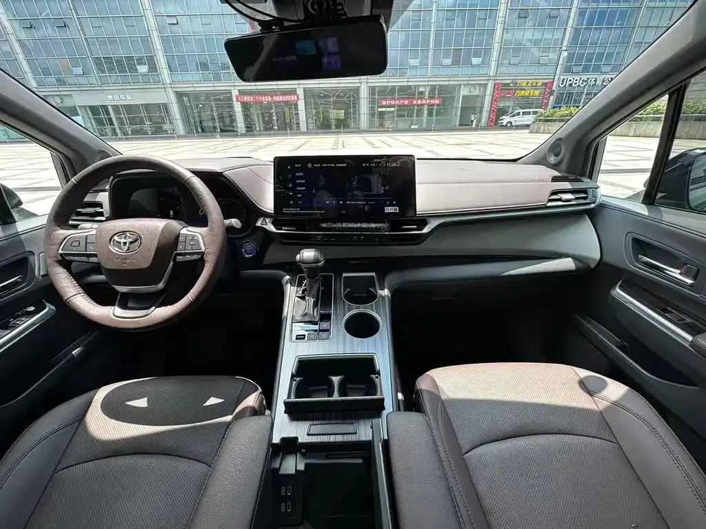 Toyota Granvia — фото 8