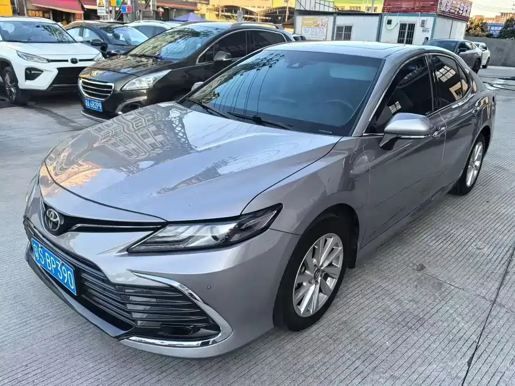 Toyota Camry — фото 1