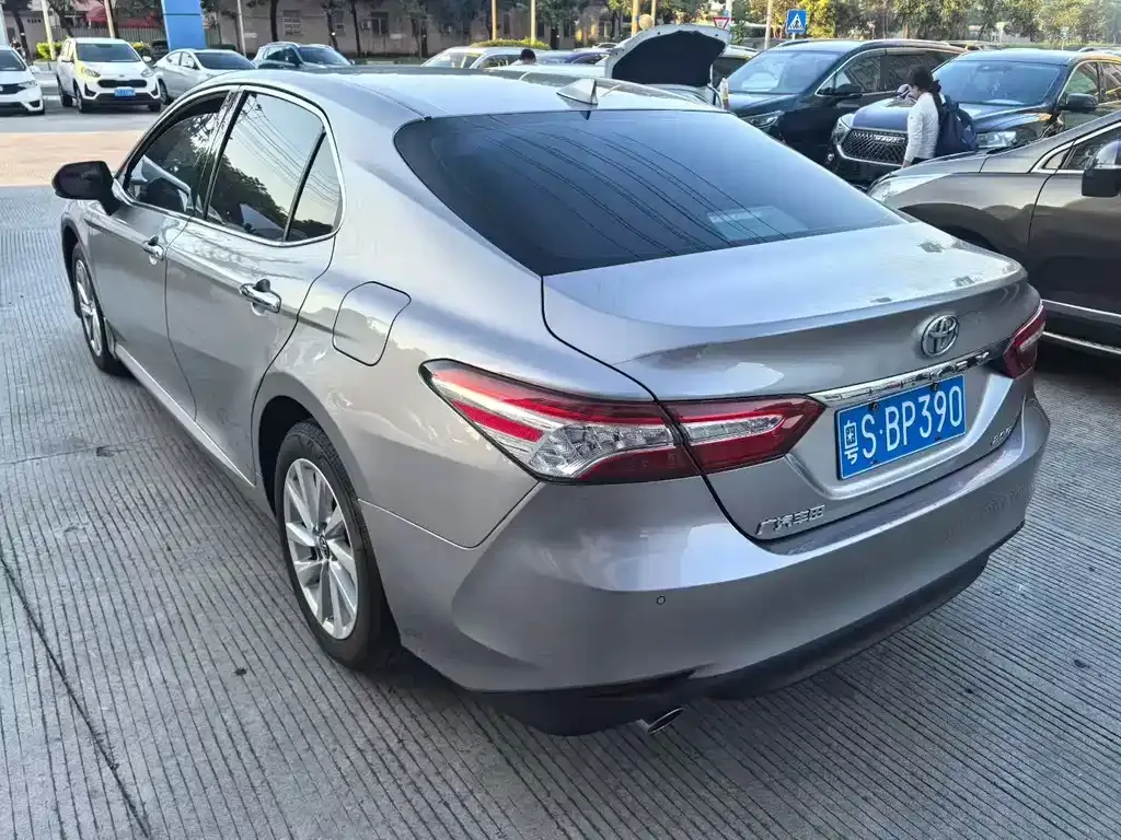 Toyota Camry — фото 5