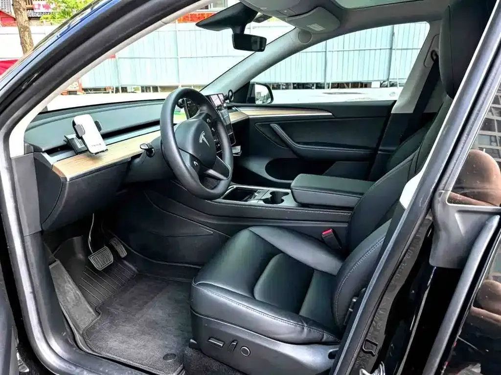 Tesla Model Y — фото 5
