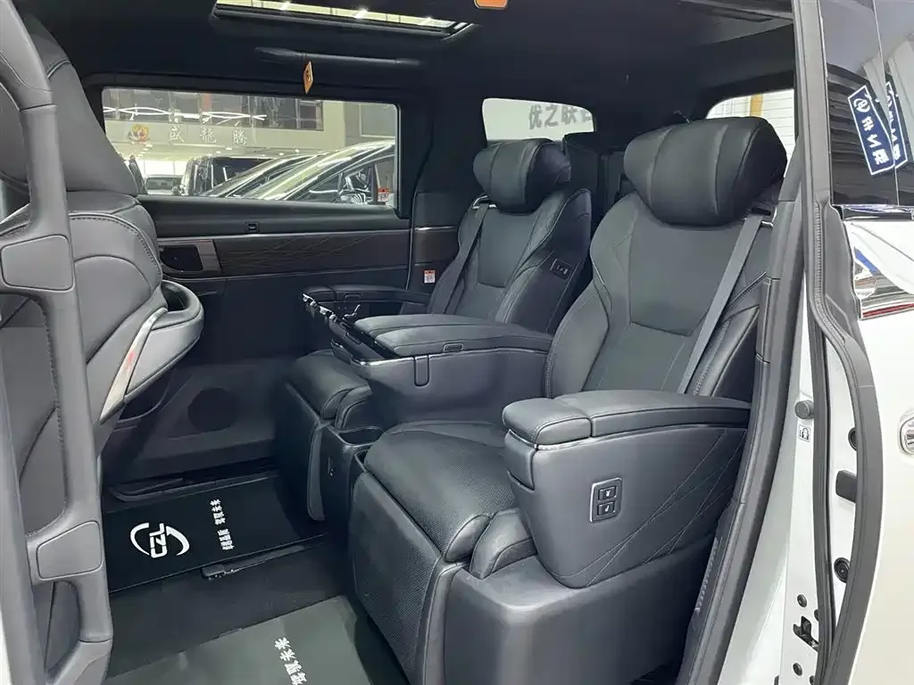 Toyota Vellfire — фото 2