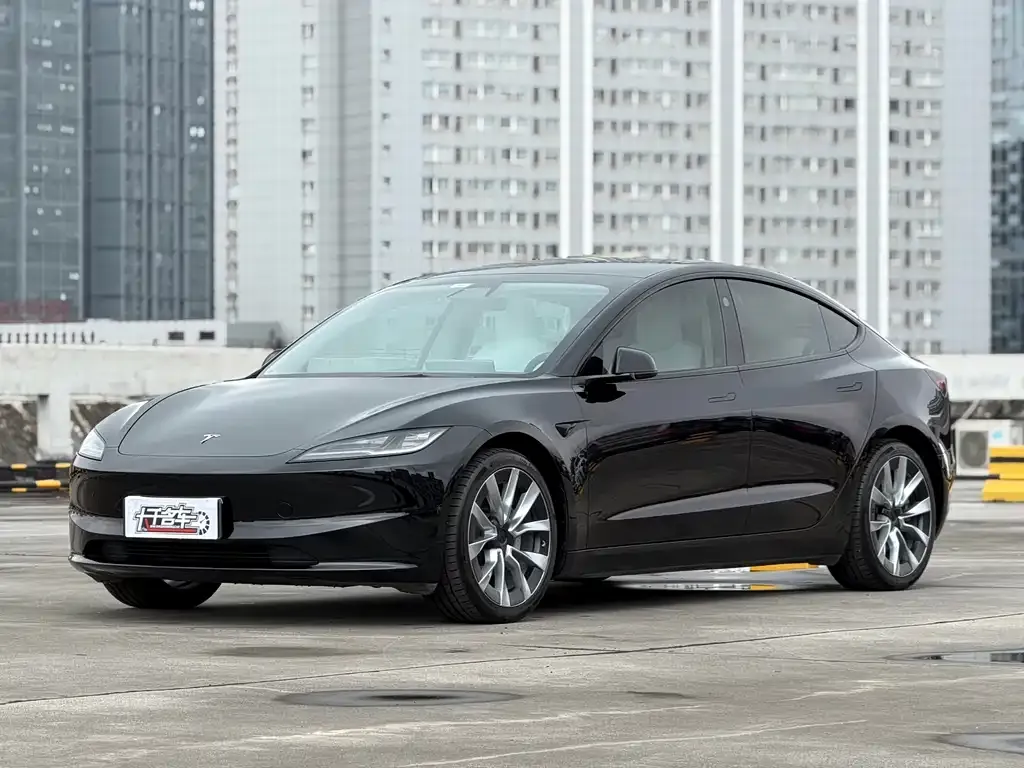Tesla Model 3 — фото 1