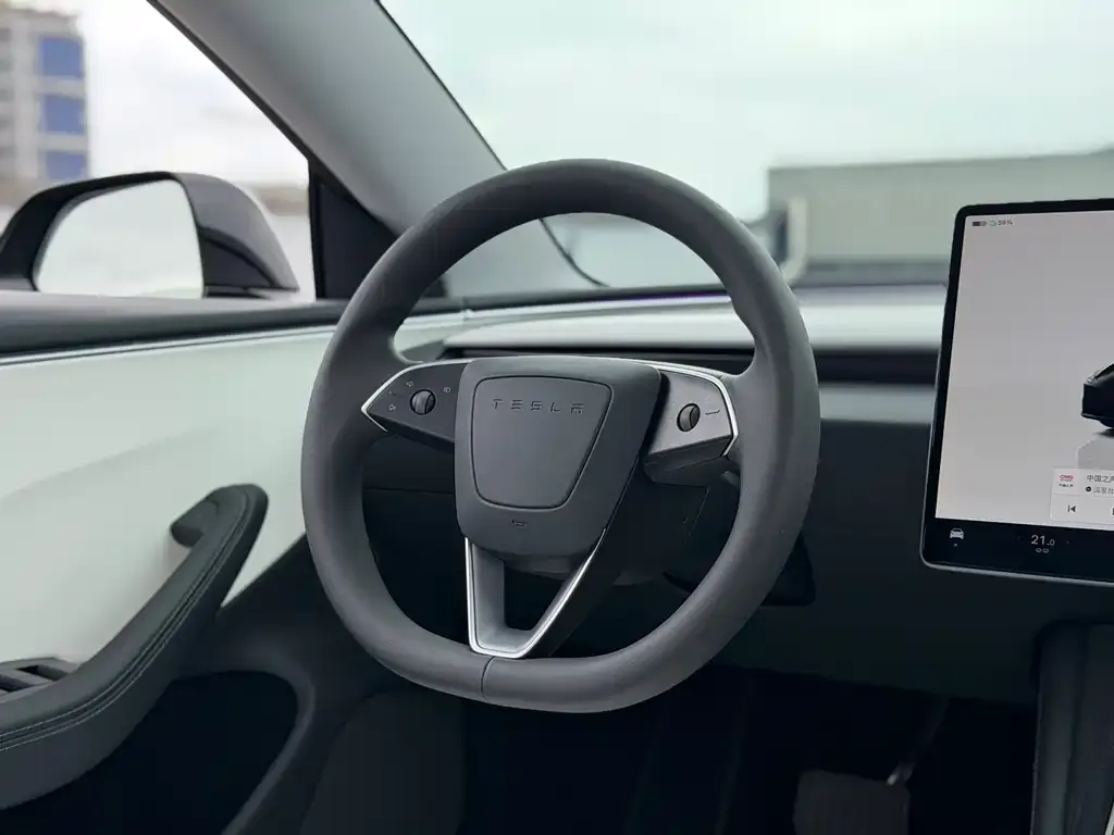 Tesla Model 3 — фото 3