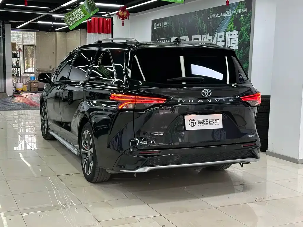 Toyota Granvia — фото 2