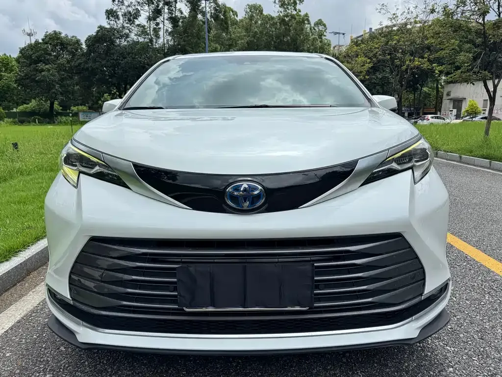 Toyota Sienna — фото 2