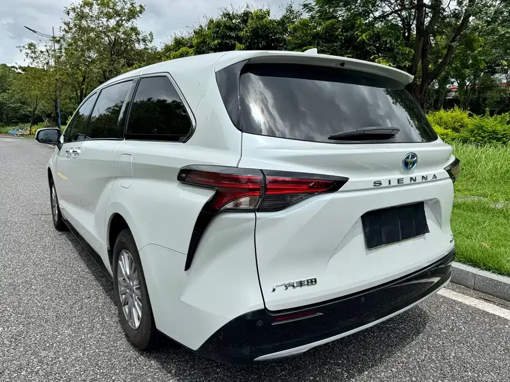 Toyota Sienna — фото 3