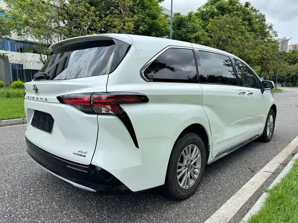 Toyota Sienna — фото 9