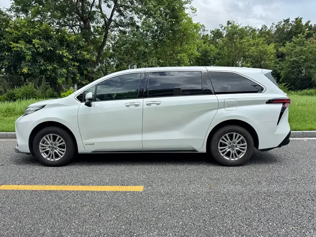 Toyota Sienna — фото 10
