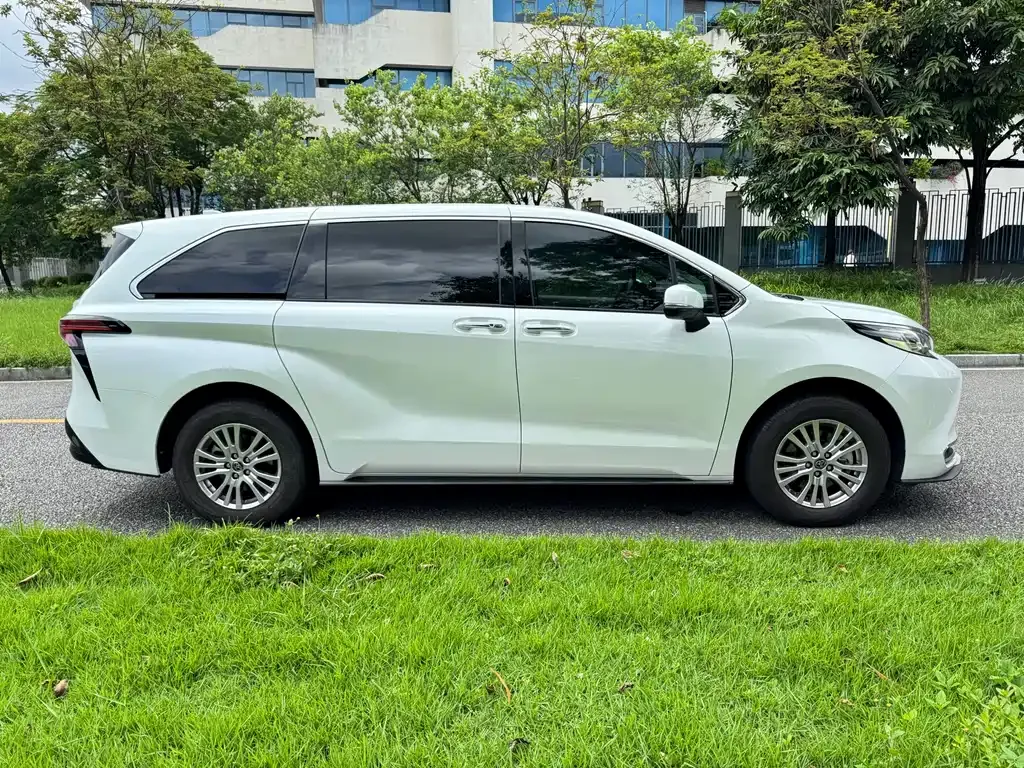 Toyota Sienna — фото 8