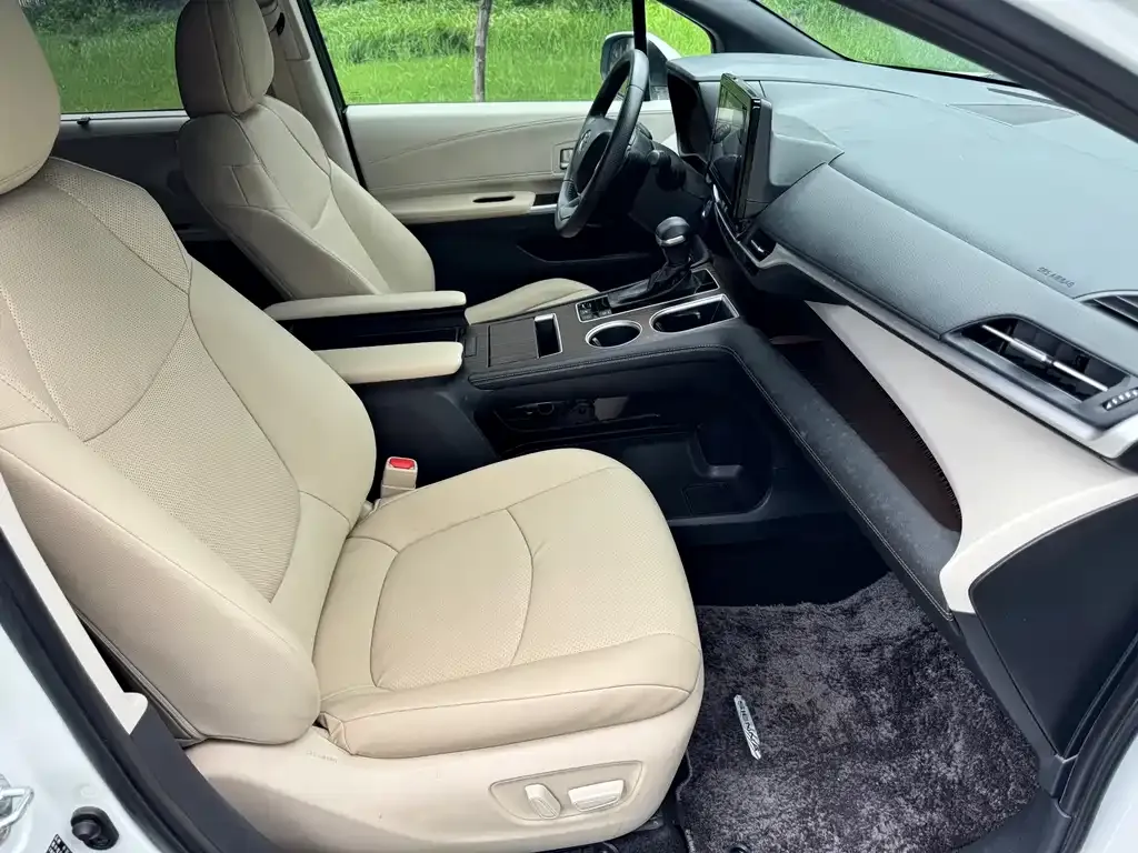 Toyota Sienna — фото 4