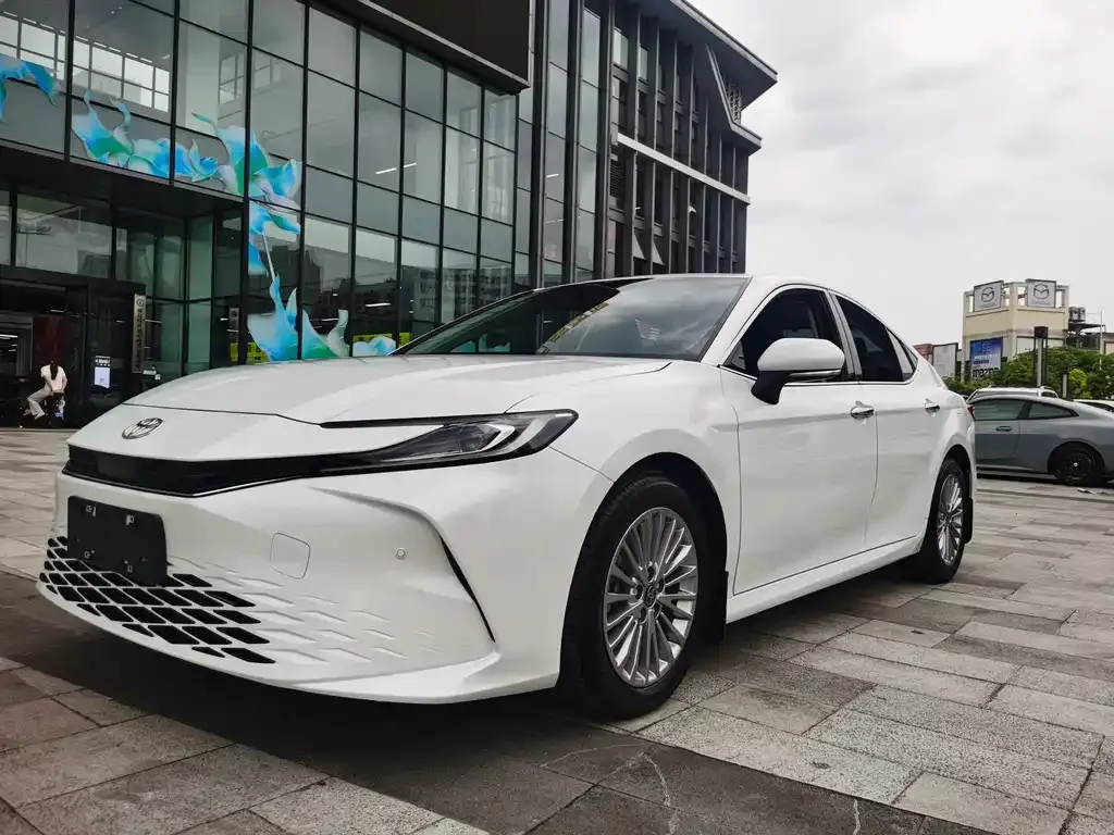 Toyota Camry — фото 1