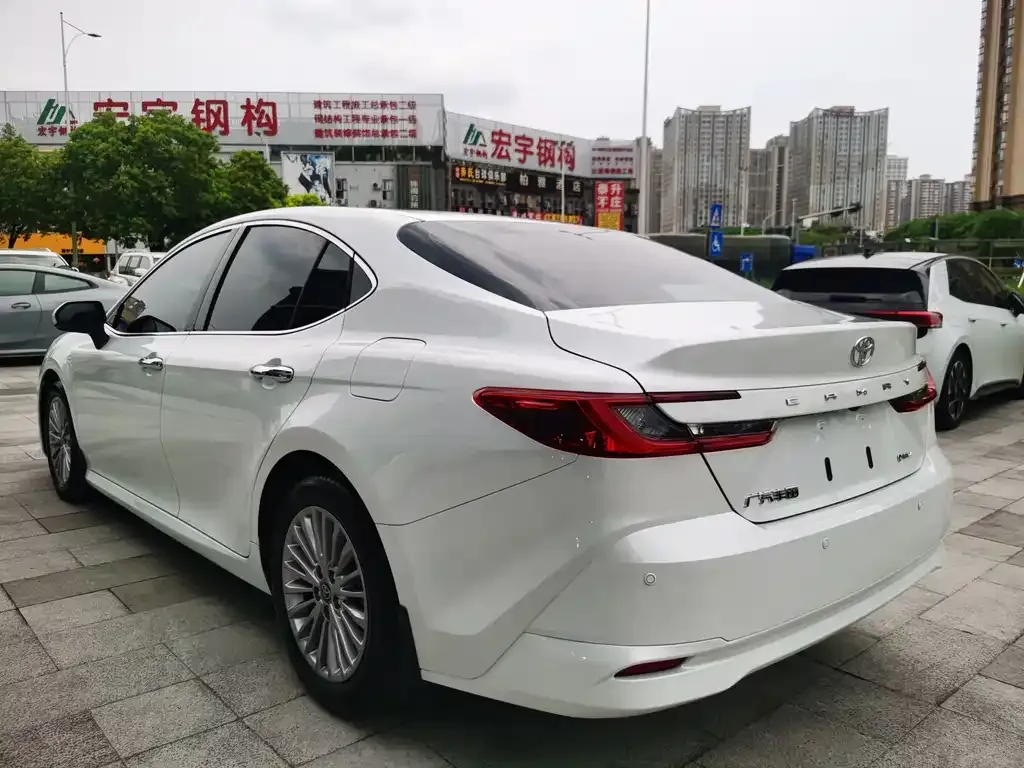 Toyota Camry — фото 9