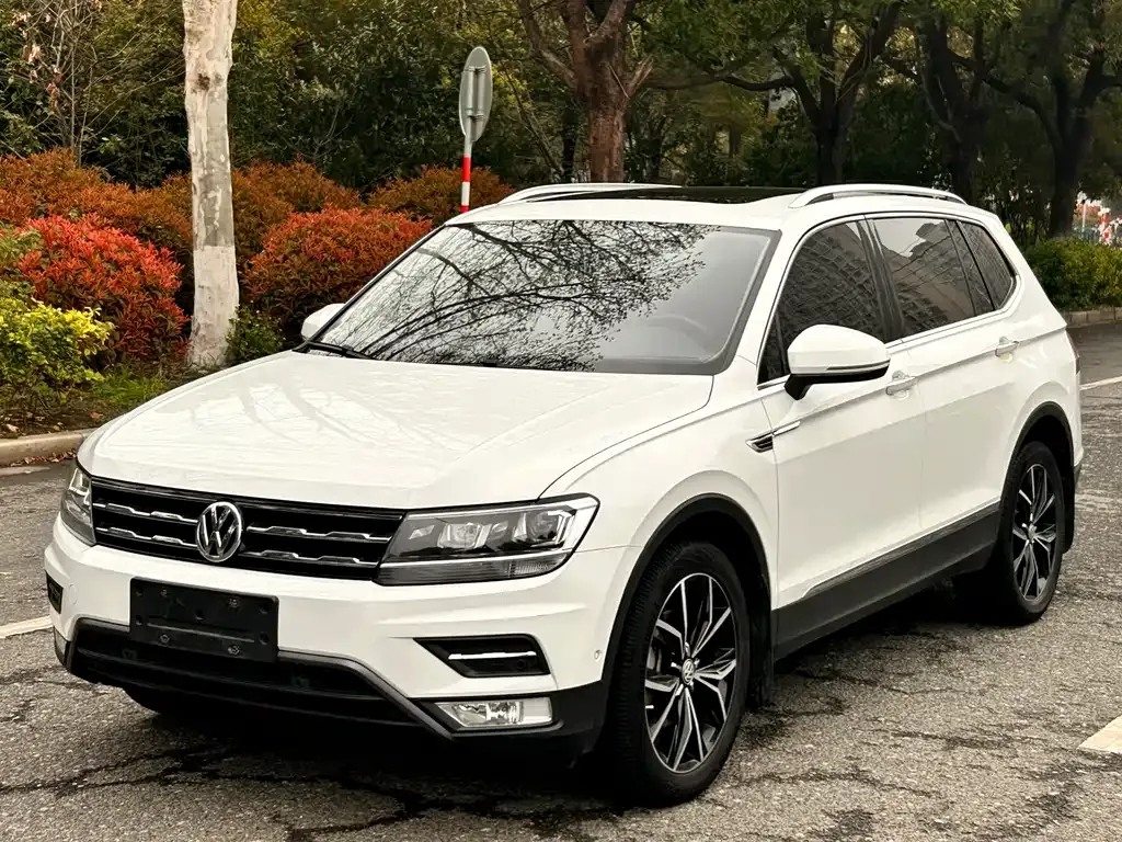 Volkswagen Tiguan L — фото 1