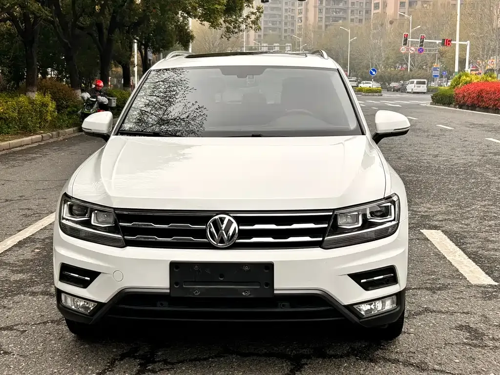 Volkswagen Tiguan L — фото 7