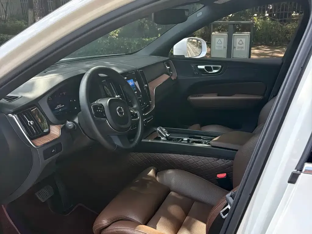 Volvo XC60 2024 из CN, фото 2