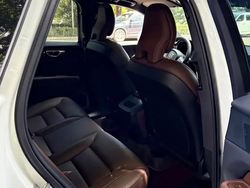 Volvo XC60 2024 из CN, фото 6
