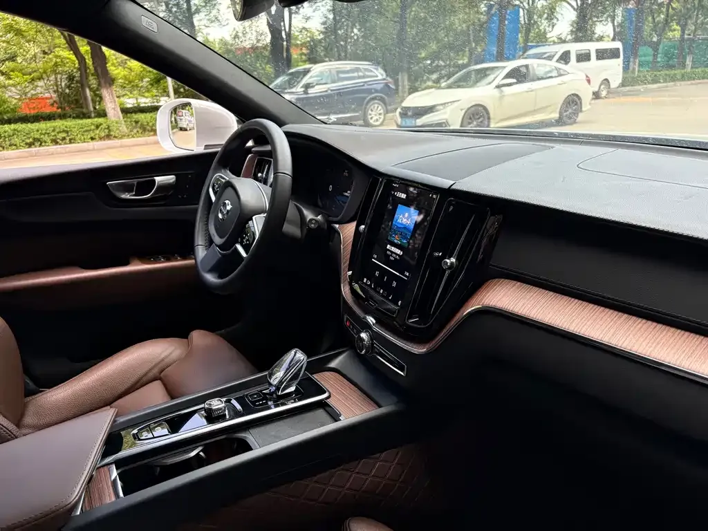 Volvo XC60 2024 из CN, фото 7