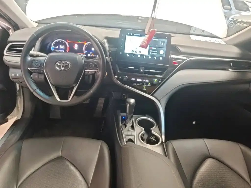Toyota Camry — фото 2