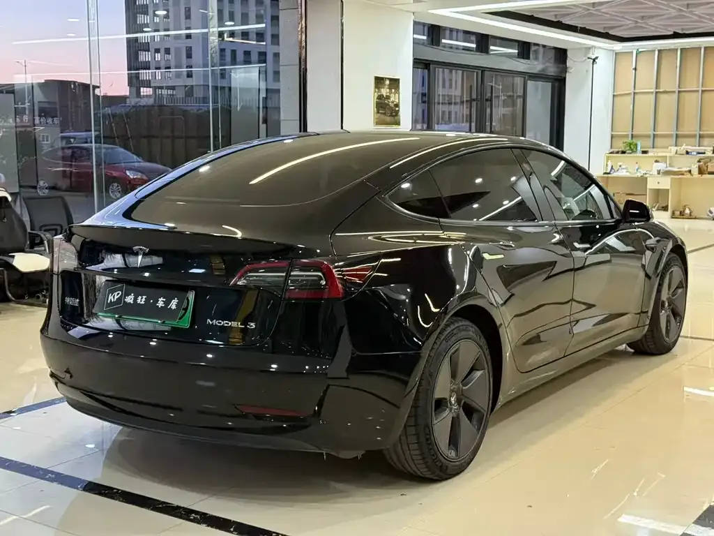 Tesla Model 3 — фото 9