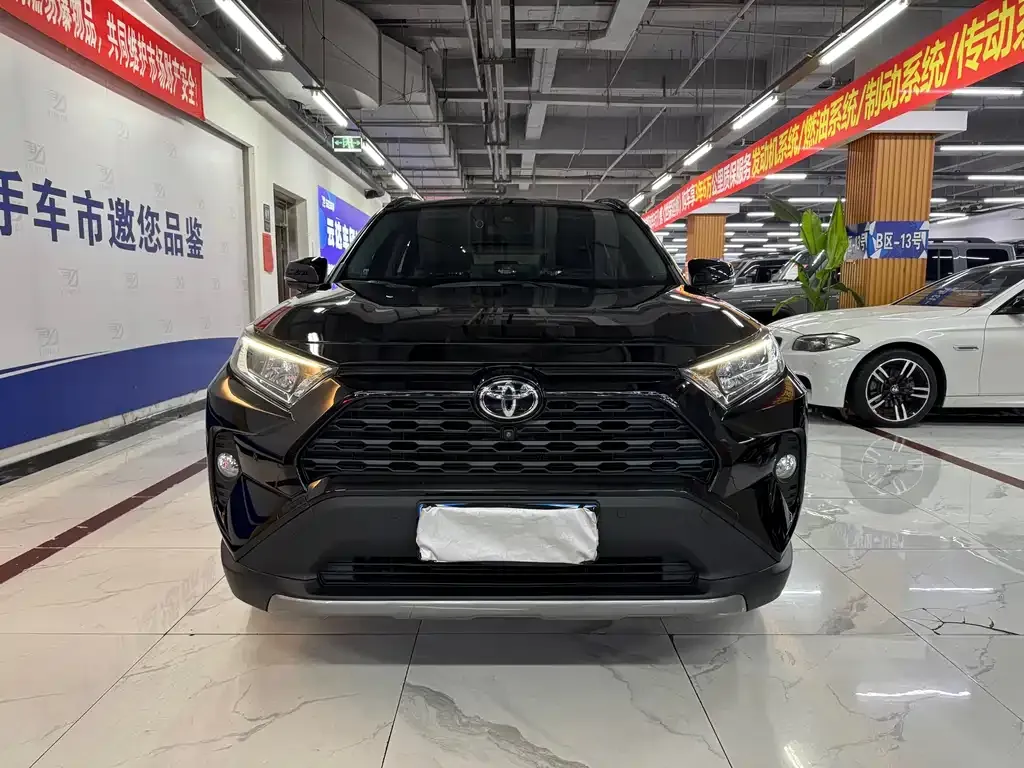Toyota RAV4 — фото 1