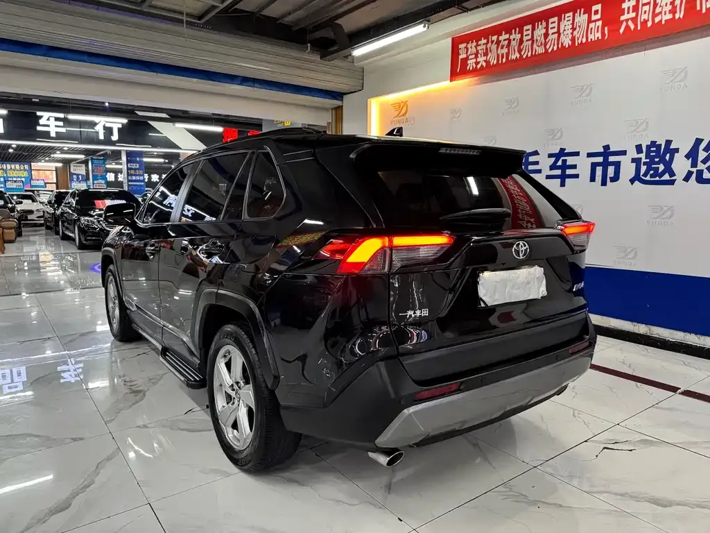 Toyota RAV4 — фото 9