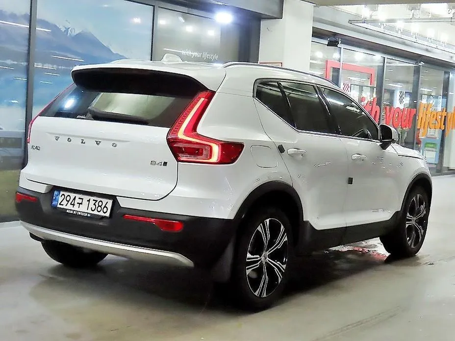 Volvo XC40 — фото 10