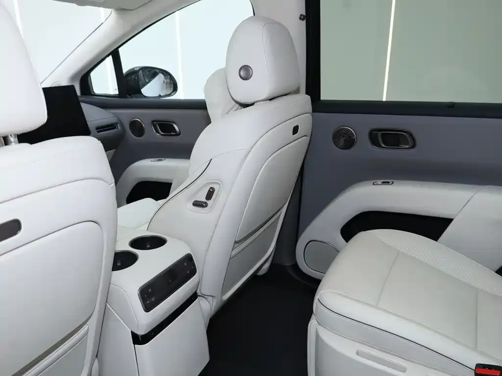 Li Auto i8 — фото 6