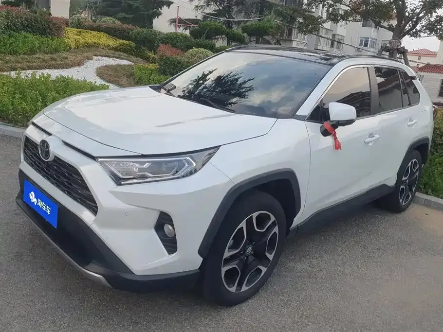 Toyota RAV4 — фото 1