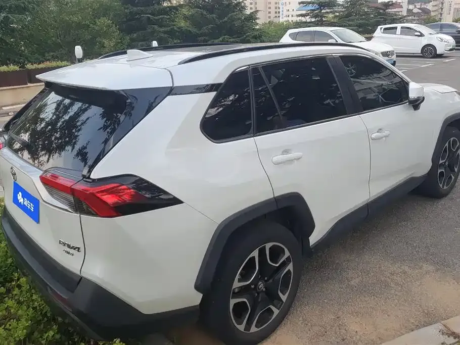 Toyota RAV4 — фото 7