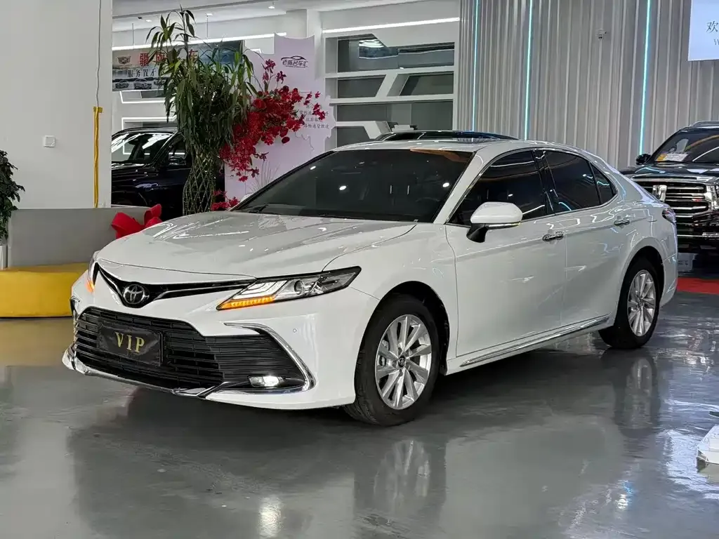 Toyota Camry — фото 1