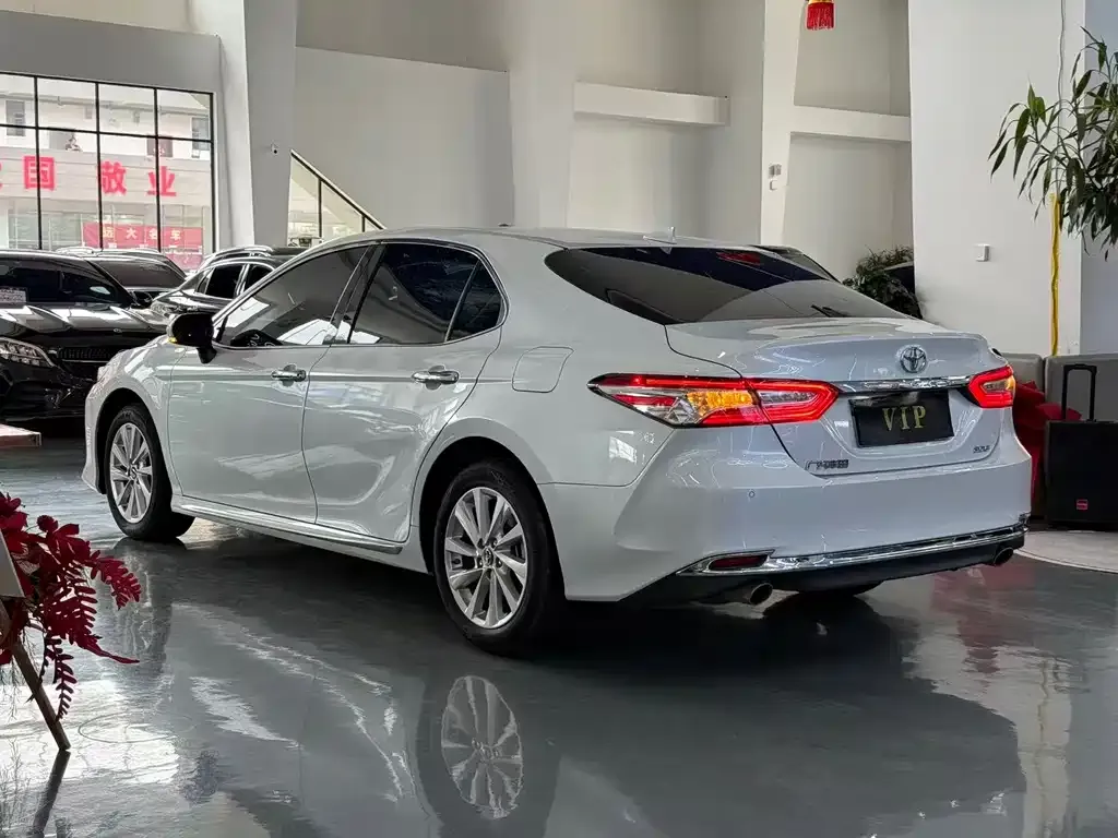 Toyota Camry — фото 7