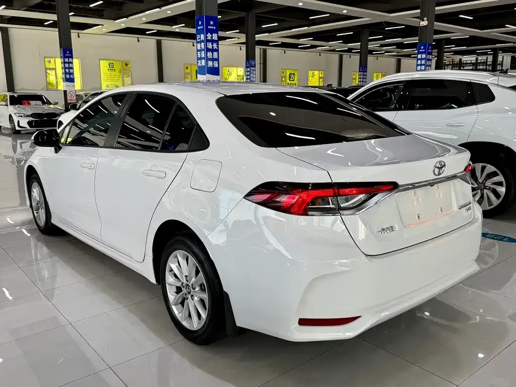 Toyota Corolla — фото 10