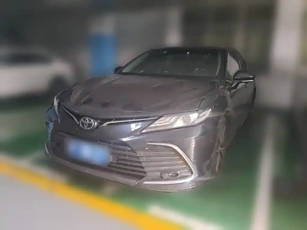 Toyota Camry — фото 1