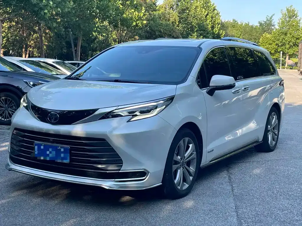Toyota Sienna — фото 1